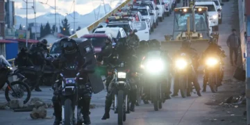 Un contingente policial se moviliza para desbloquear la carretera La Paz-Oruro. (Foto: APG)