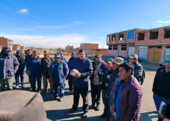 Fiscales y comunarios de Vilaque Copata, donde falleció un joven el fin de semana.
Foto: Fiscalía.