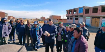 Fiscales y comunarios de Vilaque Copata, donde falleció un joven el fin de semana.
Foto: Fiscalía.
