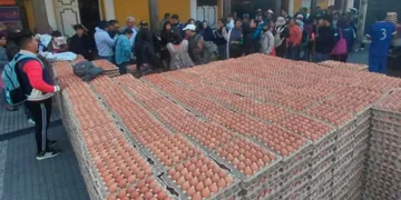 Venta de huevo en inmediaciones de la plaza principal de Cochabamba. Foto: Univalle Tv