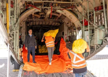 El viceministro Serrano supervisa el traslado de alimentos. Foto: Viceministerio de Comercio y Logística Interna