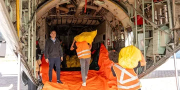 El viceministro Serrano supervisa el traslado de alimentos. Foto: Viceministerio de Comercio y Logística Interna