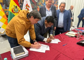 La firma del acuerdo entre transportistas y el Gobierno. Foto: Obras Públicas