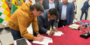La firma del acuerdo entre transportistas y el Gobierno. Foto: Obras Públicas