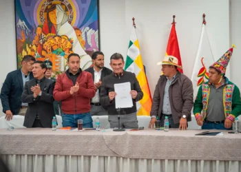 El presidente Paz sostiene el documento firmado. Foto: Ministerio de la Presidencia