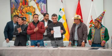 El presidente Paz sostiene el documento firmado. Foto: Ministerio de la Presidencia