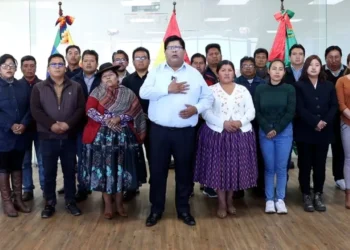 El alcalde de El Alto, Eliser Roca, junto a su gabinete. FOTO: GAMEA