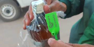 Verificación de calidad de la gasolina en la estación de Servicio de San Cristóbal. Foto: ANH