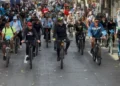 El alcalde de Cochabamba, Manfred Reyes Villa, encabezó una caravana ciclística. FOTO: GAMC