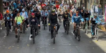 El alcalde de Cochabamba, Manfred Reyes Villa, encabezó una caravana ciclística. FOTO: GAMC