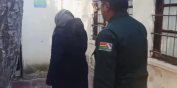 La madre de la víctima es llevada a celdas policiales. FOTO: Fiscalía de Oruro