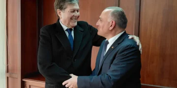 El salud entre Marcelo Blanco (izq.) y el embajador José Schulz. Foto: Ministerio de Hidrocarburos
