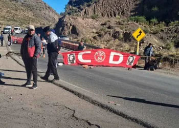 La Central Obrera Departamental de Chuquisaca instala un punto de bloqueo. FOTO: AB Noticias