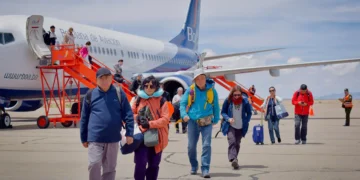 Pasajeros de la estatal Boliviana de Aviación (BoA). Foto: Obras Públicas