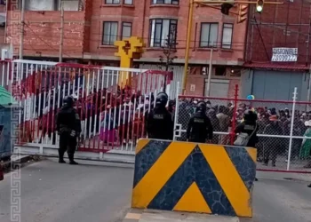 Bloqueadores cerraron las vías de ingreso hacia el aeropuerto de El Alto. FOTO: RRSS
