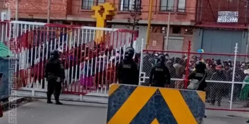 Bloqueadores cerraron las vías de ingreso hacia el aeropuerto de El Alto. FOTO: RRSS