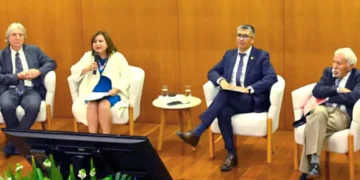 la participación del ministro Espinoza en el foro de la CAF. Foto: Ministerio de Economía
