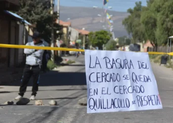 Pobladores de Cochabamba cumplen un paro con bloqueos de vías en rechazo al traslado de la basura de Cercado. FOTO: APG