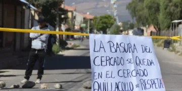 Pobladores de Cochabamba cumplen un paro con bloqueos de vías en rechazo al traslado de la basura de Cercado. FOTO: APG