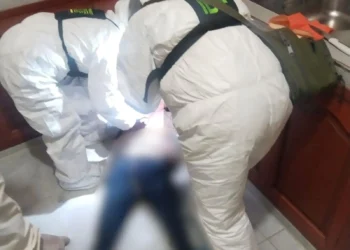 Personal del IDIF realiza el levantamiento del cuerpo sin vida de la víctima. FOTO: FGE