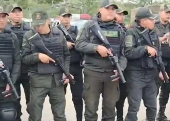 El contingente policial antes de partir de Santa Cruz/Captura de pantalla