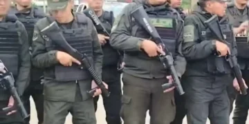 El contingente policial antes de partir de Santa Cruz/Captura de pantalla