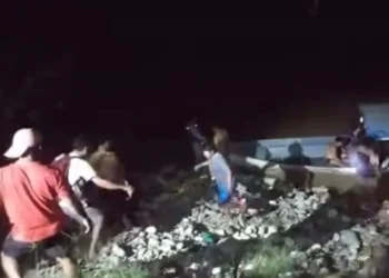 Lugareños rescataron a las víctimas del accidente. FOTO: Captura RRSS