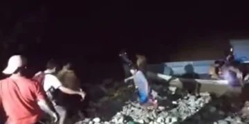 Lugareños rescataron a las víctimas del accidente. FOTO: Captura RRSS
