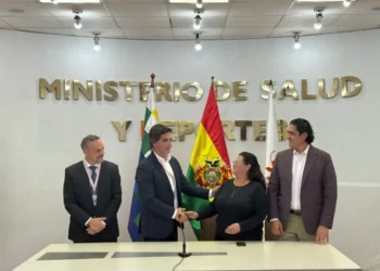El alcalde de Santa Cruz, Manuel Saavedra, y la ministra de Salud, Marcela Flores. FOTO: GAMSC