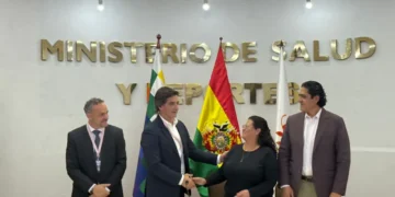 El alcalde de Santa Cruz, Manuel Saavedra, y la ministra de Salud, Marcela Flores. FOTO: GAMSC