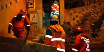 Personal de emergencias de la Alcaldía de La Paz atienden la emergencia. FOTO: GAMLP
