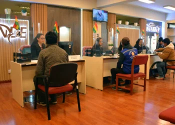 Atención en oficinas de  la empresa en una provincia. Foto: DELAPAZ