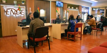 Atención en oficinas de  la empresa en una provincia. Foto: DELAPAZ