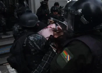 Una periodista quedó desmayada por los ataques de los movilizados a la prensa.
Foto: APG.