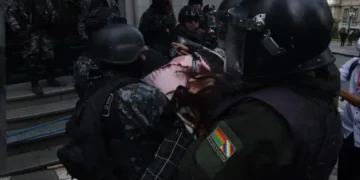Una periodista quedó desmayada por los ataques de los movilizados a la prensa.
Foto: APG.