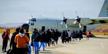 La delgación de estudiantes peruanos arriba la aernave. FOTO: Ministerio de Obras.