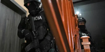 Agentes participan en un operativo policial en Ecuador. Foto: AFP