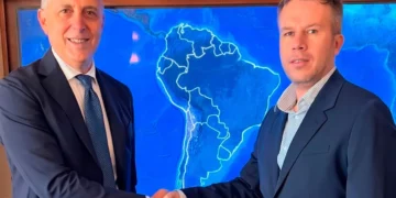 La firma de convenio entre Entel y Sparkle. Foto: Entel