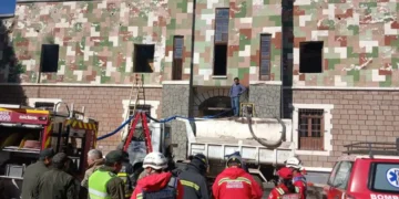 Equipos de emergencia sofocan el fuego en el recinto cuartelario. FOTO: APG