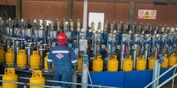 Un operario verifica las garrafas con GLP en Senkata. Foto: YPFB