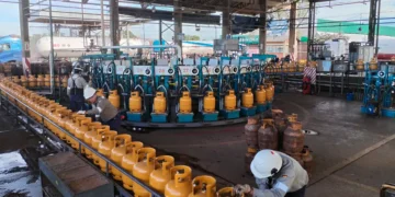 Proceso de verificación y control de garrafas en la planta de Palmasola. Foto: Prensa YPFB