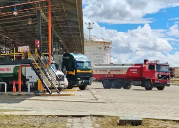 Cisternas con combustibles se dirigen a La Paz y El Alto. Foto: YPFB