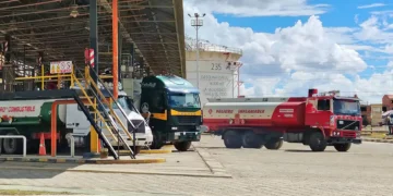 Cisternas con combustibles se dirigen a La Paz y El Alto. Foto: YPFB