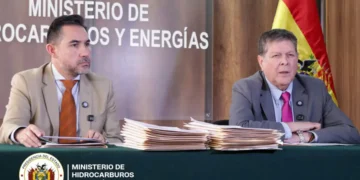 El ministro Marcelo Blanco y el director de la ANH, Freddy Zenteno, en conferencia de prensa. Foto: Ministerio de Hidrocarburos