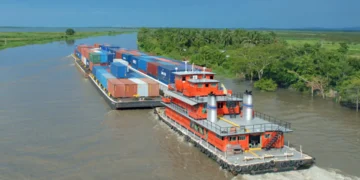 Una embarcación pasa por un tramo de la Hidrovía Paraguay-Paraná. Foto: IPID