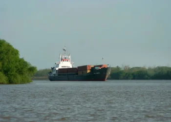Un barco de carga navega por la hidrovía Paraguay-Paraná. Foto: Fundación Humedales
