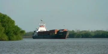 Un barco de carga navega por la hidrovía Paraguay-Paraná. Foto: Fundación Humedales