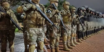 Militares en formación, antes del patrullaje en Santa Cruz de la Sierra y Montero.
Foto: Ministerio de Defensa.