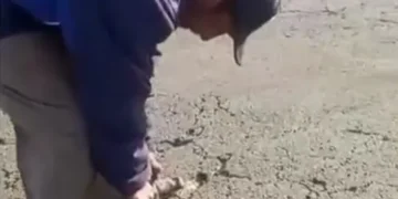 Un Comunario en Konani taladra el asfalto para instalar fierro en la carretera entre los departamentos de La Paz y Oruro.
Foto: Captura Mauricio Zamora.