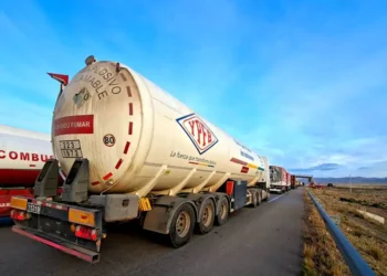 Una cisterna de gas de  YPFB perjudicada por los bloqueos en el altiplano paceño.
Foto: YPFB